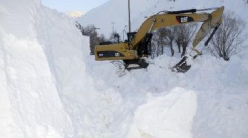 Y&uuml;ksekova&rsquo;da &Ccedil;ığ Nedeniyle Kapanan K&ouml;y Yolları Ulaşıma A&ccedil;ılıyor