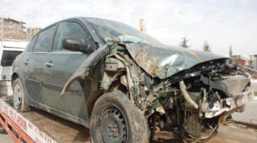 Otomobil Reklam Tabelasına Çarptı