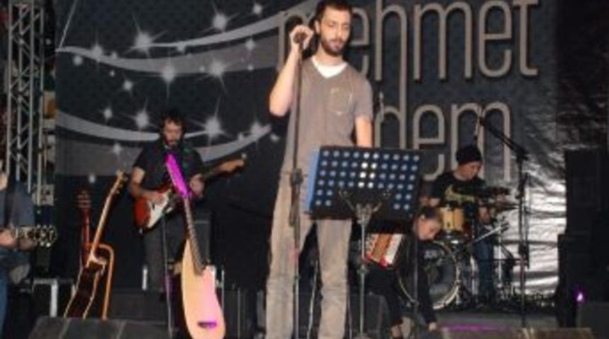 Gen&ccedil;ler Konsere Koştu