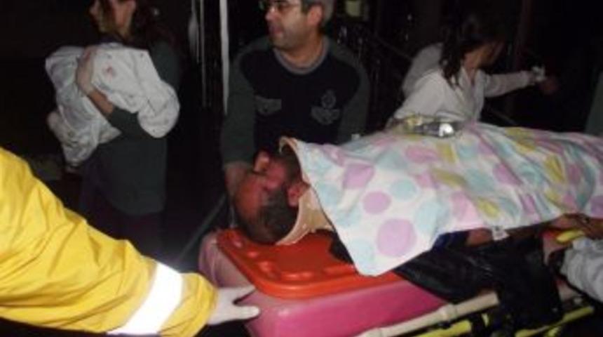 Tır, Otomobille Akaryakıt İstasyonuna Daldı