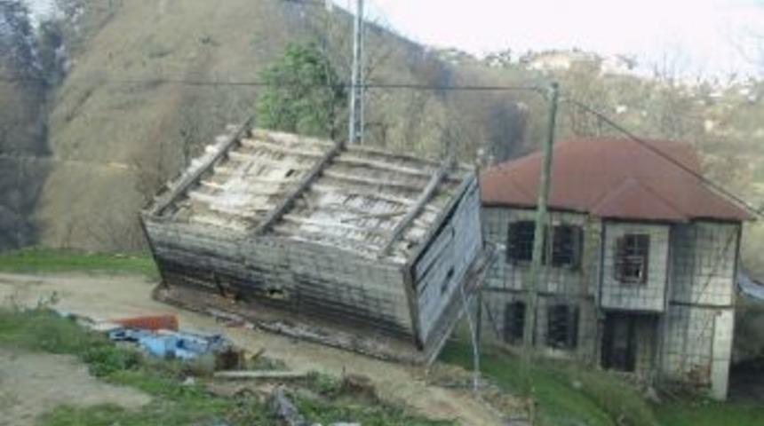 Şiddetli R&uuml;zgar Samanlık Yıktı