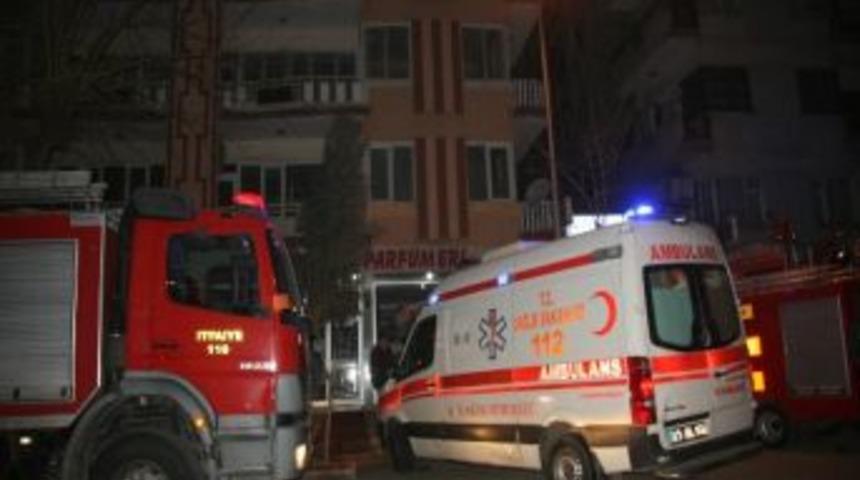 Diyarbakır'da bir kişi evini yaktı