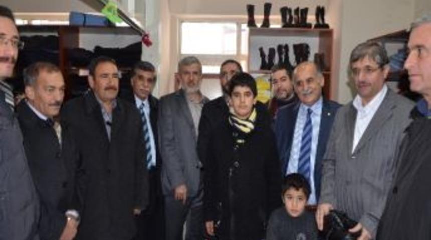Hayırsever İş Adamı, Yetim &Ccedil;ocukları Sevindirdi
