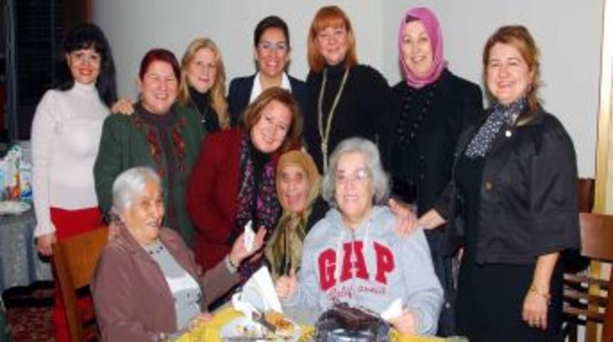 G&uuml;ller Teyzeye Doğum G&uuml;n&uuml; S&uuml;rprizi Yaptılar