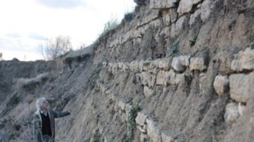 Heyelan 1800 Yıllık Tarihi Duvarı Ortaya &Ccedil;ıkardı