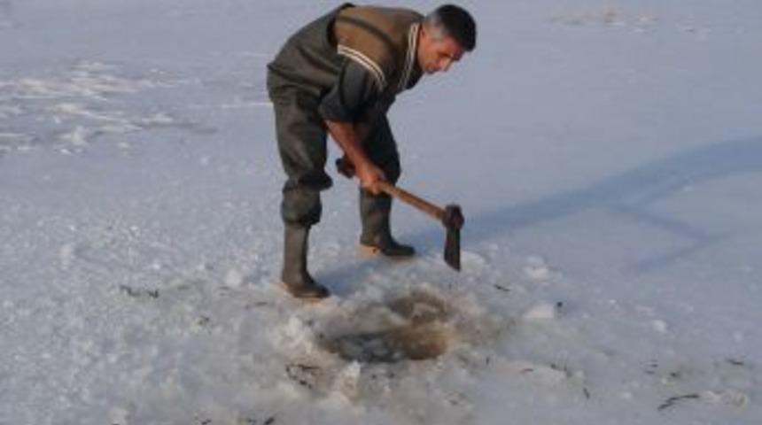Donan Nazik Gölü'nde Zorlu Balık Avı