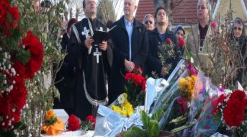 Hrant Dink, &Ouml;l&uuml;m Yıld&ouml;n&uuml;m&uuml;nde Mezarı Başında Anıldı