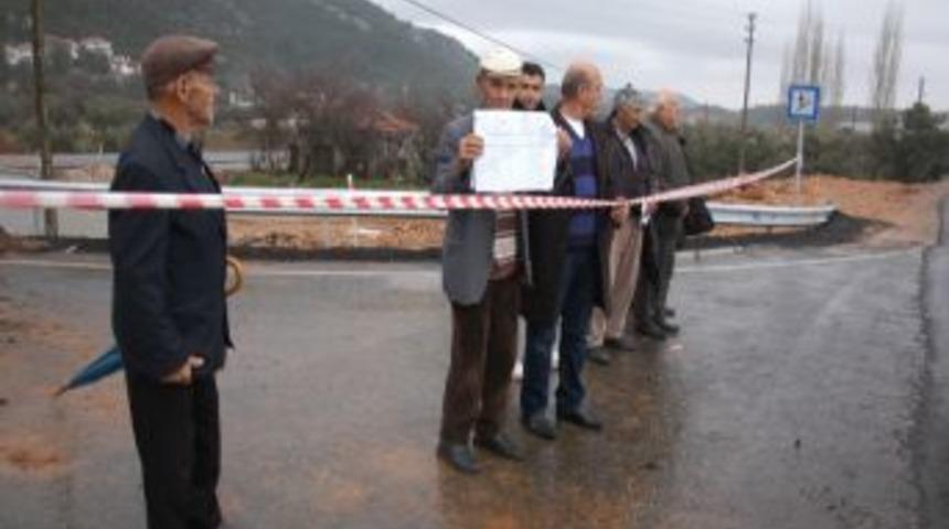 K&ouml;yl&uuml;ler Yol Kapattı