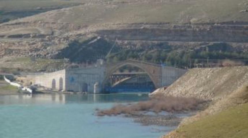 Malabadi K&ouml;pr&uuml;s&uuml;, Ara&ccedil;ların Neden Olduğu Sarsıntıdan Kurtuluyor