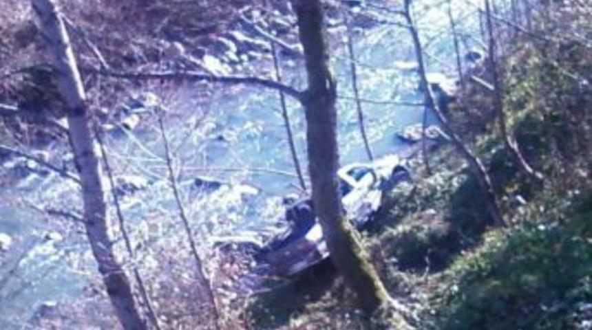 Kamyonet Dereye U&ccedil;tu: &Uuml;&ccedil; Yaralı