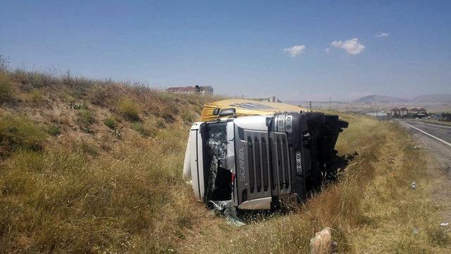 Şoförünün direksiyon başında kalp krizi geçirdiği TIR, devrildi