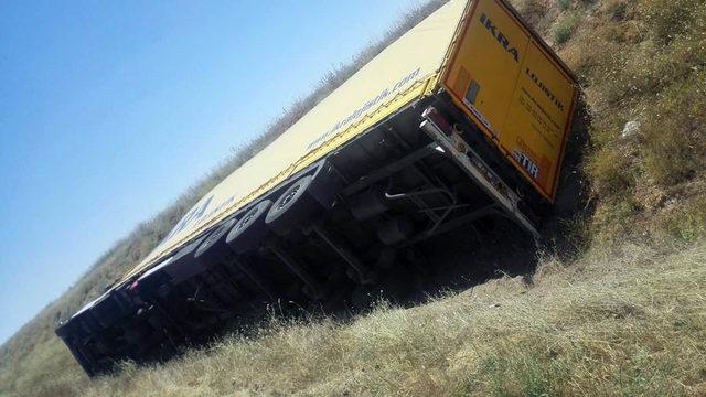 Şoförünün direksiyon başında kalp krizi geçirdiği TIR, devrildi