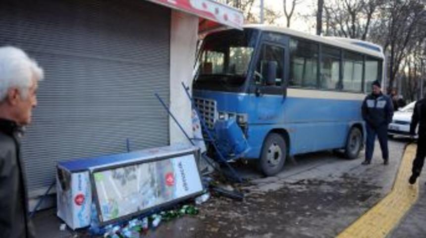 B&uuml;feci Işyerini Kapatıp Gitti, Freni Patlayan Minib&uuml;s B&uuml;feye Girdi