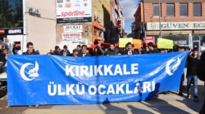 Kırıkkale'de Gen&ccedil;lerden Bayrak Ve Pankartlı Y&uuml;r&uuml;y&uuml;ş