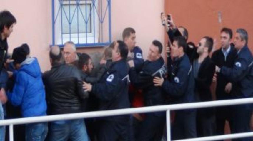 Amat&ouml;r Ma&ccedil;ta Olaylar &Ccedil;ıktı; 3 G&ouml;zaltı