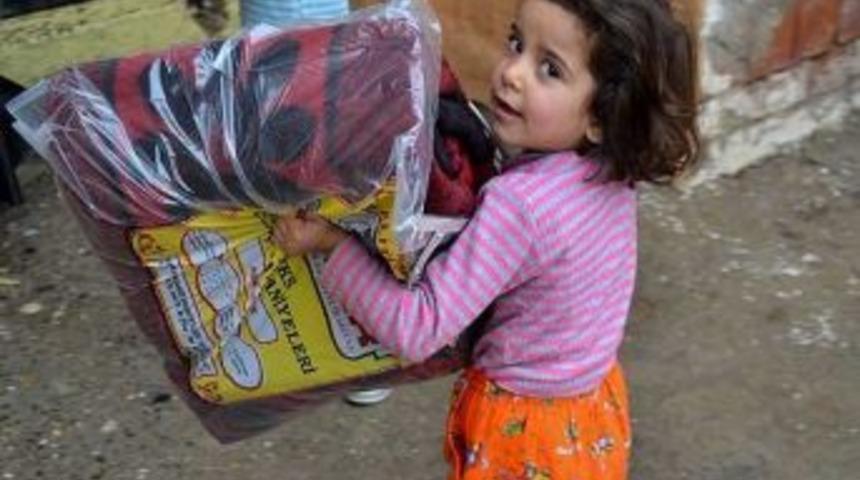 &Ccedil;erkezk&ouml;y&rsquo;den Suriye&rsquo;ye 650 Adet Battaniye, Giyecek Ve Gıda Yardımı