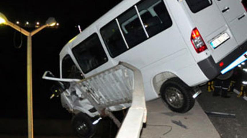 Minib&uuml;s takıldı, şof&ouml;r u&ccedil;tu