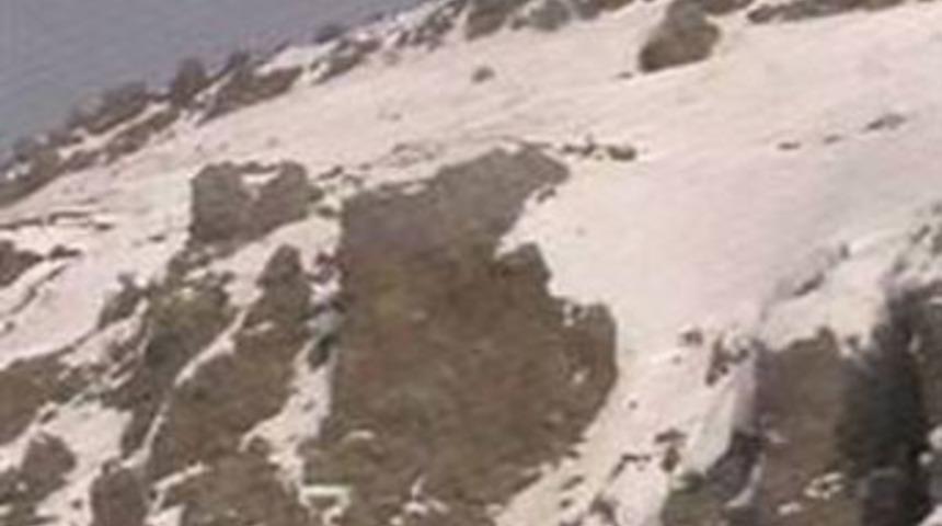 Otob&uuml;s&uuml;n &uuml;st&uuml;ne dağdan kaya d&uuml;şt&uuml;