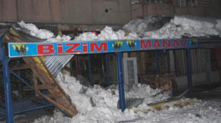 Y&uuml;ksekova'da Tonlarca Buz K&uuml;tlesi Tehlike Sa&ccedil;ıyor