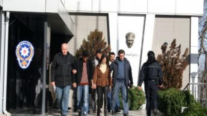 'Seni Evlendirelim' Diyerek 4 Bin Lirasını Aldılar