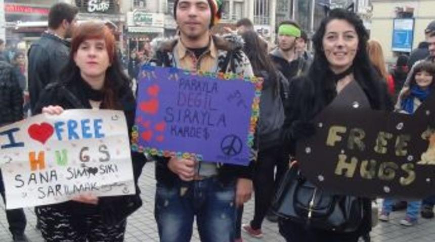 Taksim'de G&ouml;rd&uuml;klerine Sarıldılar
