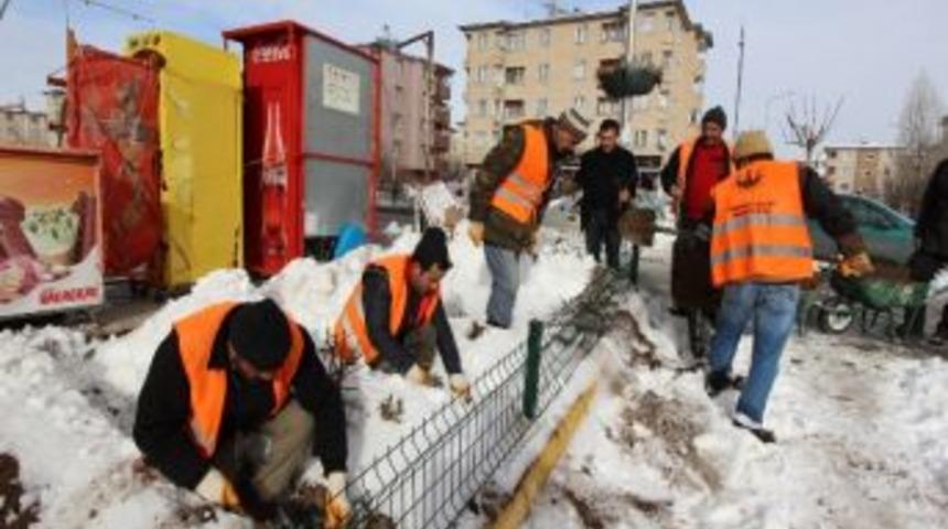 Zemheride &Ccedil;i&ccedil;ek Dikiliyor&hellip;