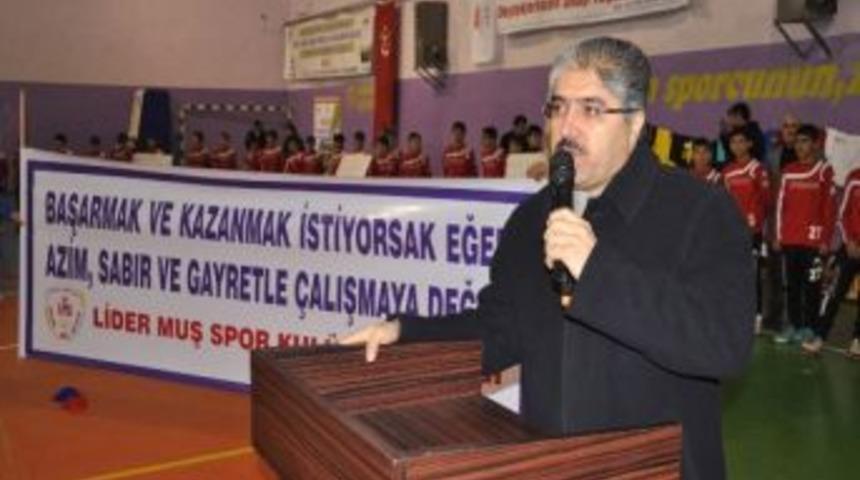 Vali &Ccedil;ınar, Sporculara Malzeme Dağıttı