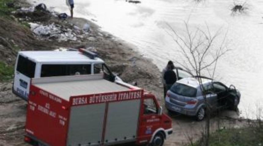 Kestirme Yolu Kullanmak İsteyince Derenin Ortasında Mahsur Kaldılar