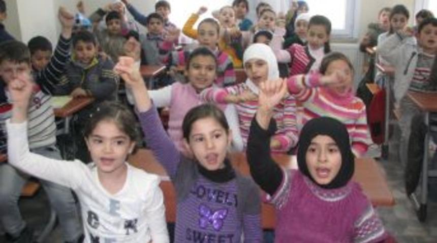 Savaştan Ka&ccedil;tılar, A&ccedil;ılan Okulla Hayata Tutundular