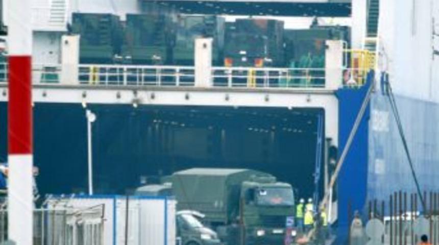 Patriot Savunma Sisteminin Par&ccedil;aları Gemiden Indiriliyor