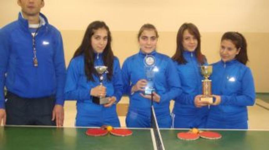 Liseli Pınar Ve Hatice Kardeşleri Masa Tenisinde Kimse Yenemiyor