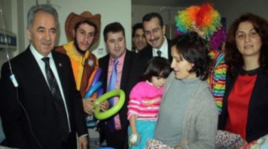 Animat&ouml;rler Hastanede &Ccedil;ocukları Her G&uuml;n Eğlendirecek