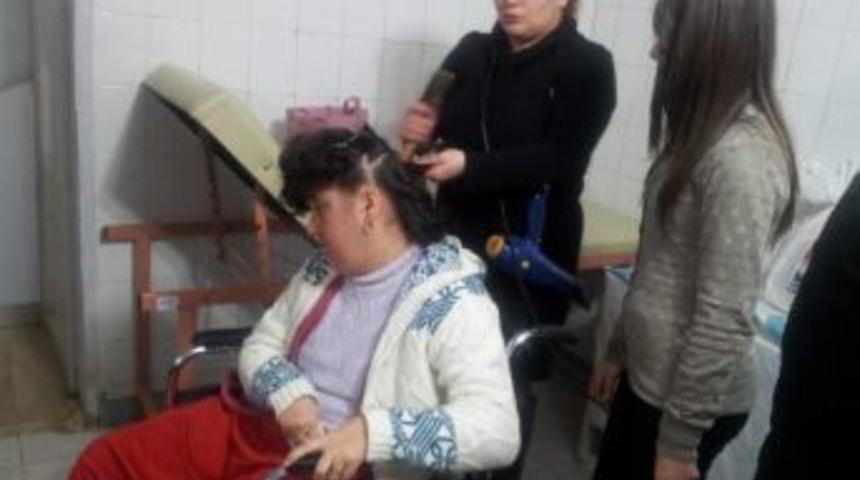 Kursiyerlerden Engellilere Sa&ccedil; Bakımı