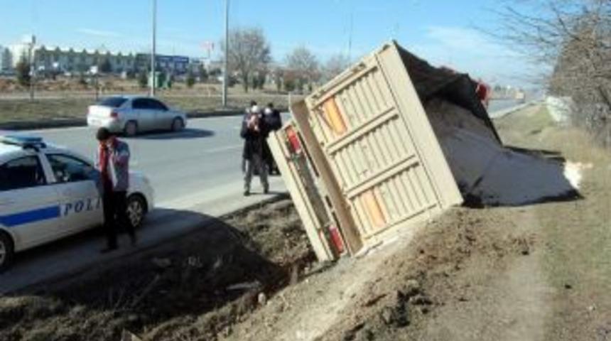 Eskişehir&rsquo;de Harfiyat Y&uuml;kl&uuml; Tır Devrildi