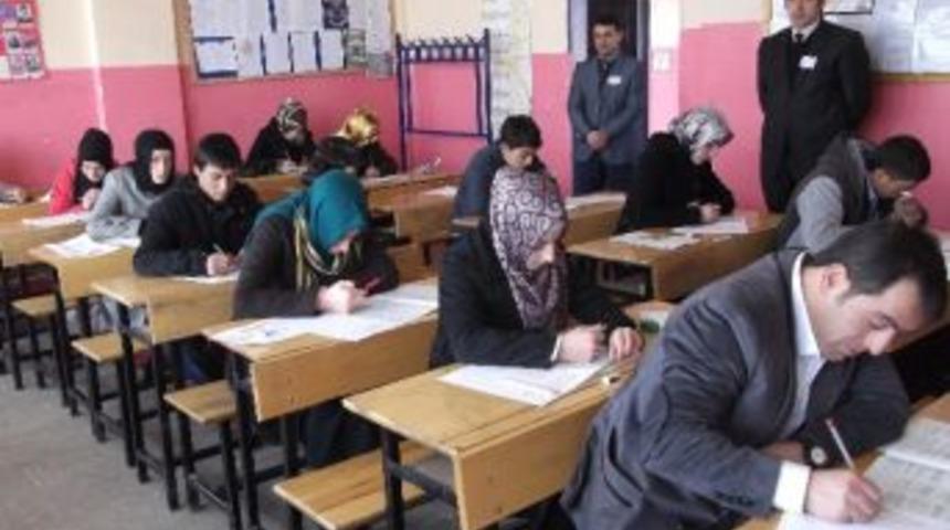 Tekman&rsquo;da A&ccedil;ık&ouml;ğretim Lise Sınavlarına Yoğun İlgi