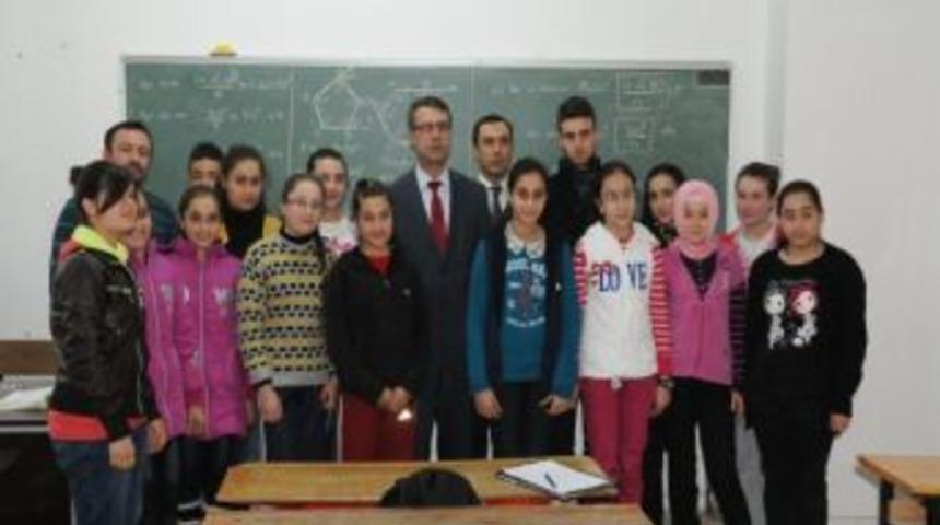 &Ouml;ğrencilere Ayakkabı Hediye Edildi