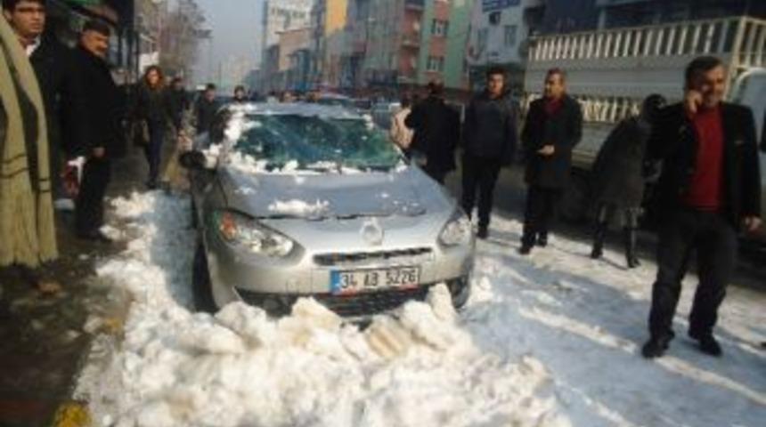 Muş&rsquo;ta &Ccedil;atıdan D&uuml;şen Kar K&uuml;tlesi Ara&ccedil;lara Zarar Verdi