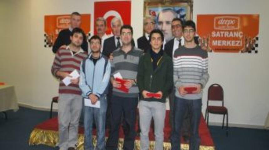 Satran&ccedil; Turnuvası Şampiyonlarına Plaketleri Verildi