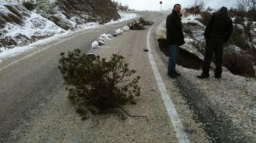 Selendi - Simav Karayolunda Heyelan
