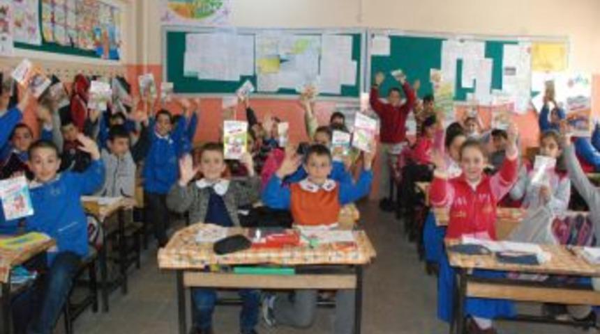 Belediye Karne Hediyesi Olarak Kitap Hediye Etti