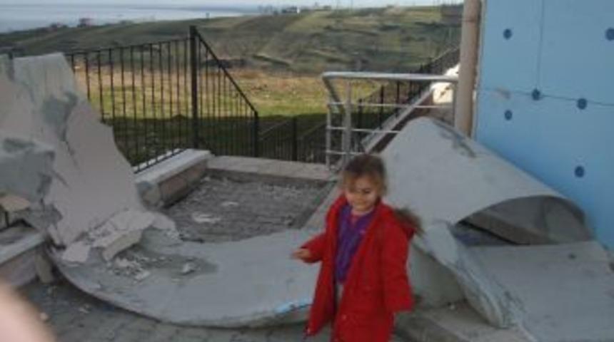 Şiddetli R&uuml;zgar, Anaokulunun Dış Cephe Yalıtımını S&ouml;kt&uuml;