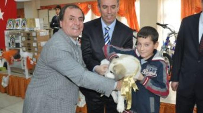 Vali Daş&ouml;z, Yetim Ve &Ouml;ks&uuml;zlerin Sevincini Paylaştı