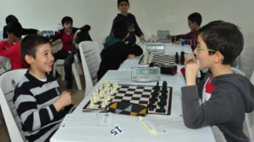 Satran&ccedil; Turnuvası'nda Dereceye Girenler &Ouml;d&uuml;llerini Aldı