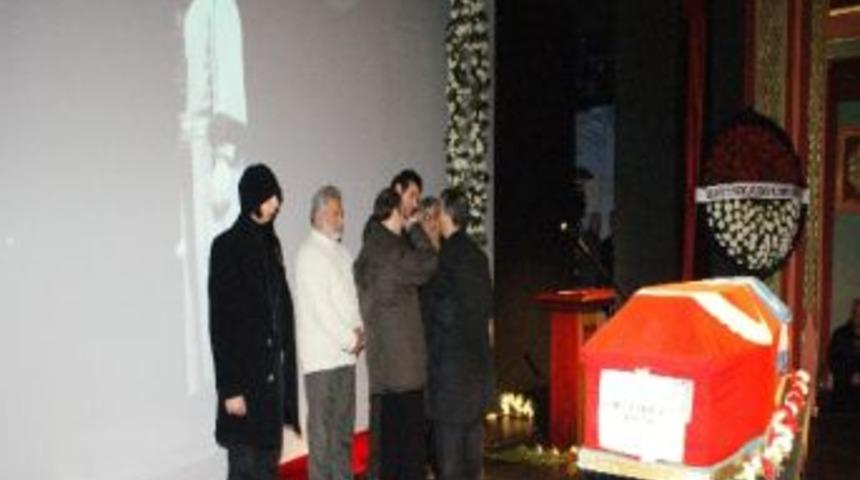 Tiyatro Sanat&ccedil;ısı H&uuml;rm&uuml;zl&uuml; İ&ccedil;in K&uuml;&ccedil;&uuml;k Tiyatro'da T&ouml;ren D&uuml;zenlendi