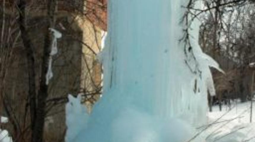 &Ccedil;eşmeden Akan Su, Devasa Buz K&uuml;tlesine D&ouml;n&uuml;şt&uuml;