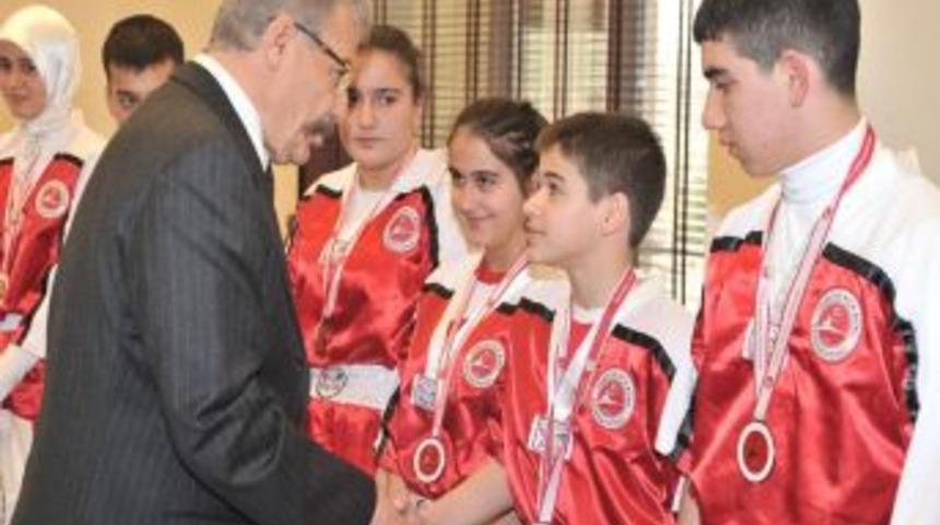 Vali Cerrah, Başarılı Sporcuları &Ouml;d&uuml;llendirdi