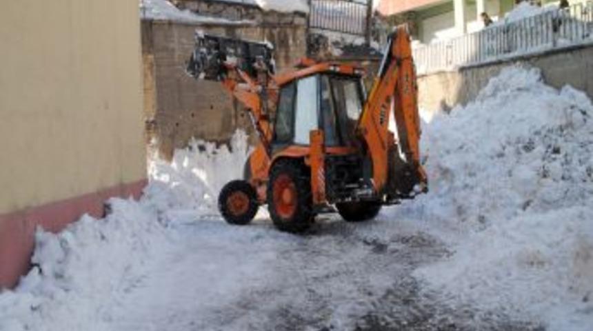 Hakkari'de Kar, K&ouml;y Yollarını Kapattı