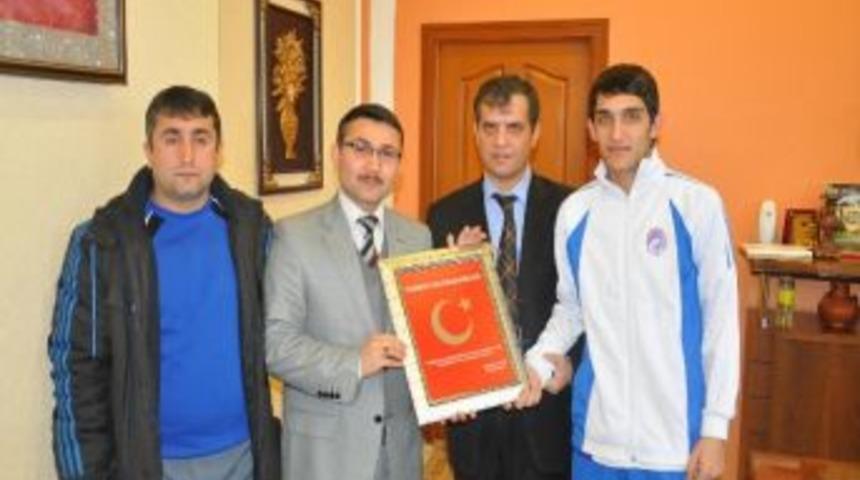 Şampiyon &Ouml;ğrenciler Yerk&ouml;y Kaymakamı Bayram Gale'yi Ziyaret Etti