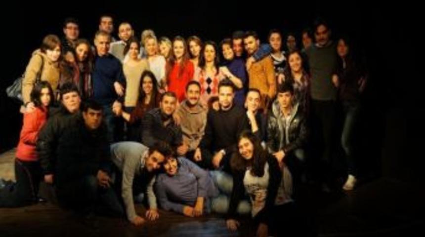 &ldquo;artiz Mektebi&rdquo; İsimli Tiyatro Oyununa Zonguldak Halkından B&uuml;y&uuml;k İlgi