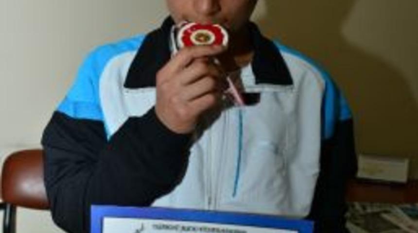 Yakutiye&rsquo;nin Elinden Tuttuğu Bir Gen&ccedil; Daha, Madalya Topluyor